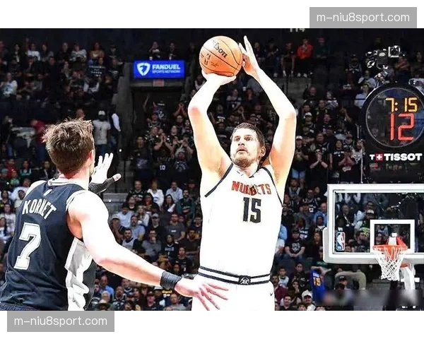 掘金对阵马刺篮板差45比58，内线优势成比赛胜负手